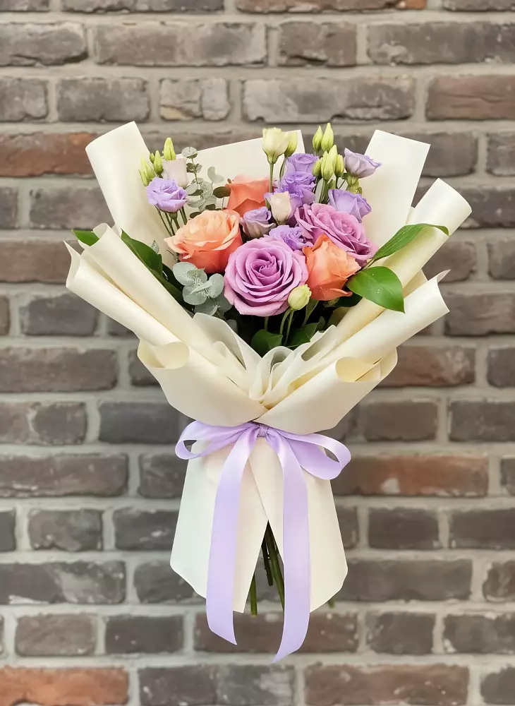 Букет цветов из: Лизиантусы и Розы в Гаврилом-Яме